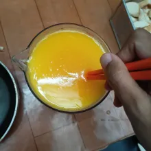 Masukkan margarin leleh, aduk rata