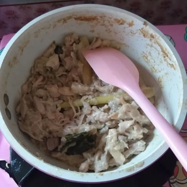 Masak ayam hingga bumbu meresap dan susut.