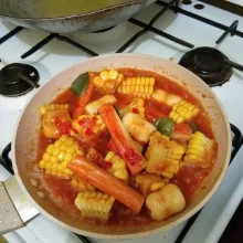 Masukan jagung manis rebus, chikuwa, dan crab stick, masak hingga bumbu meresap.