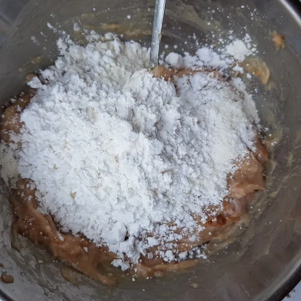 Kemudian tambahkan tepung tapioka dan tepung terigu,aduk kembali hingga tercampur rata.