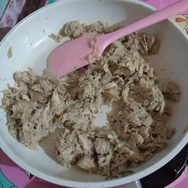 Angkat serai, salam, dan daun jeruk dari ayam lanjutkan memasak, dengan api kecil, aduk terus perlahan hingga kering dan tidak gosong.