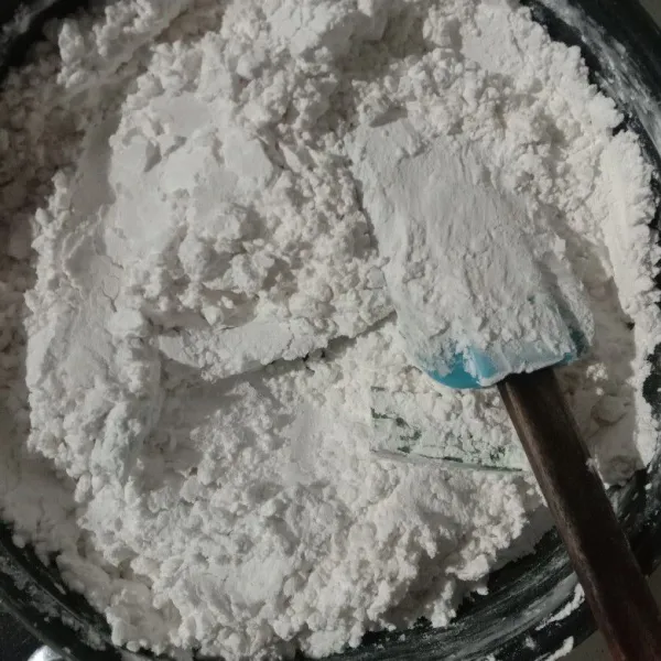 sangrai tepung sagu bersama daun pandan sampai licin. lalu ayak ambil 300 gram saja. sisihkan.