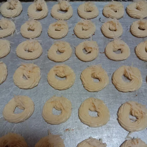 semprotkan pada loyang lalu taburi dengan keju.