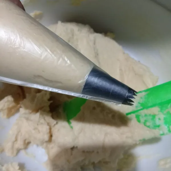 masukkan adonan pada piping bag yang sudah diberi spuit bintang.