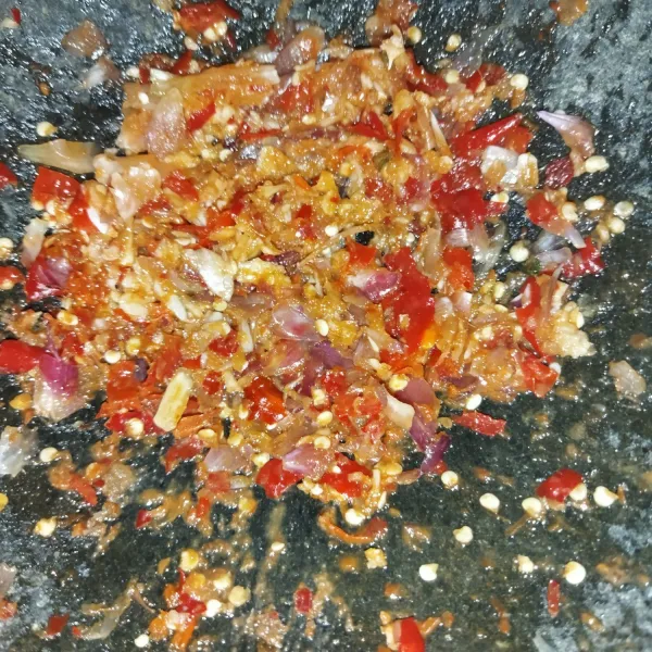 Ulek kasar cabe merah keriting, cabe rawit besar, bawang merah, bawang putih dan terasi bakar.