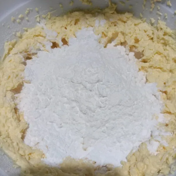 selanjutnya masukkan tepung terigu aduk pakai spatula sampai rata.
