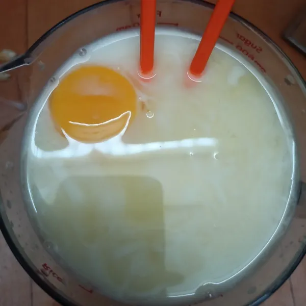 Kocok telur di wadah berisi susu