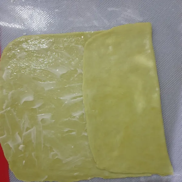 Tipiskan berbentuk segi empat besar, oles butter atau mentega. Lipat menjadi bentuk segi empat kecil, dibungkus plastik dan disimpan selama 1 jam di kulkas atas dan lakukan langkah  ini 2 kali.