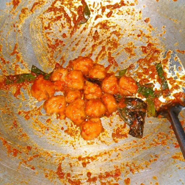 Masukkan garam, gula pasir, kaldu bubuk dan lada secukupnya, koreksi rasa, biarkan sampai mendidih dan kuah mengental. Sajikan.