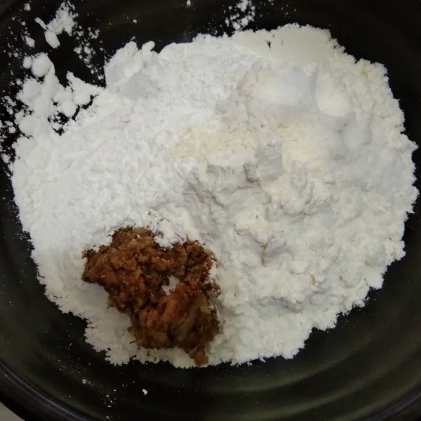 Dalam wadah campur tepung terigu, tepung beras, bumbu halus, garam dan kaldu jamur, aduk rata