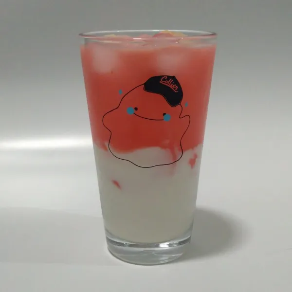 Tuang jus leci cocopandan. Toppping buah leci.