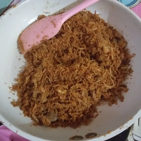 Abon sudah siap disajikan jika sudah berubah warna menjadi kecoklatan dan sudah tidak ada kandungan airnya. Kemudian simpan di wadah tertutup.