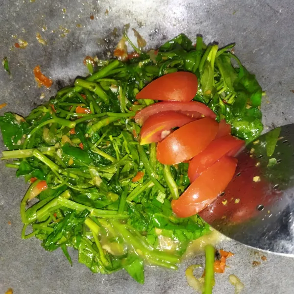 Masukkan potongan tomat, aduk rata.