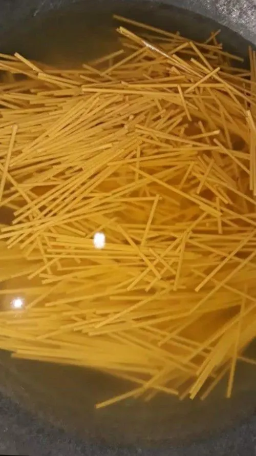 Rebus mie lidi dengan air secukupnya hingga lunak, kemudian tiriskan