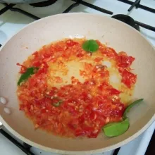Tumis bumbu halus beserta daun jeruk hingga harum