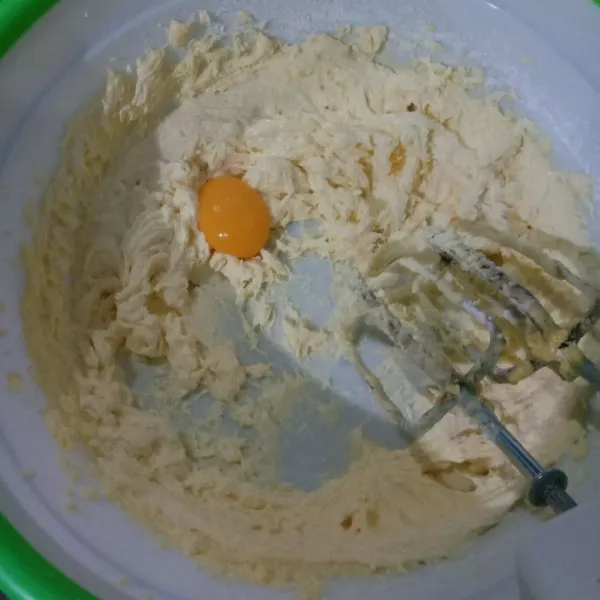 kocok margarin dan gula halus sampai mengembang dan creamy. masukkan kuning telur kocok sebentar saja.