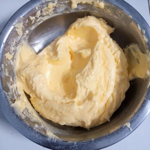 Mixer margarin,butter dan gula halus sampai tercampur rata.