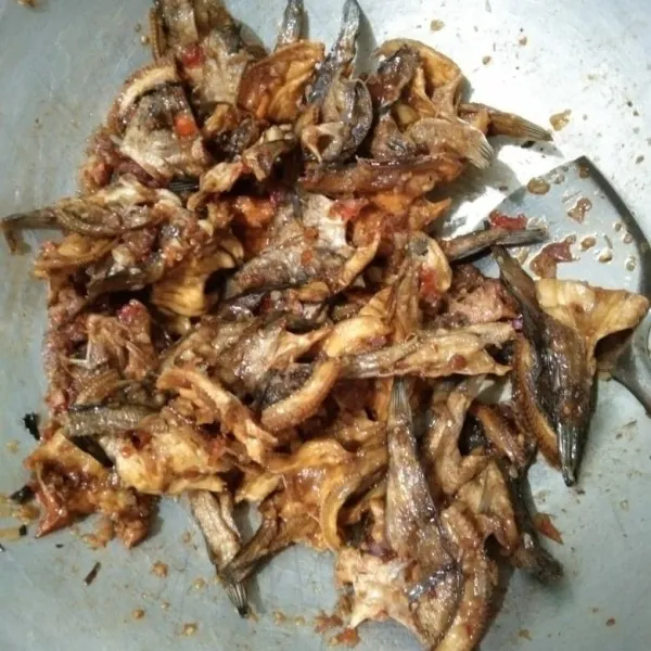 Aduk-aduk hingga rata, koreksi rasa hingga sesuai selera, kemudian masukkan ikan asin yang sudah di goreng. Aduk hingga rata dan bumbu menempel di ikan asin, kemudian sajikan.