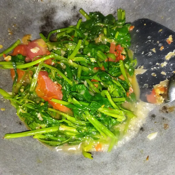 Jika air sudah mendidih, matikan api, lalu sajikan.