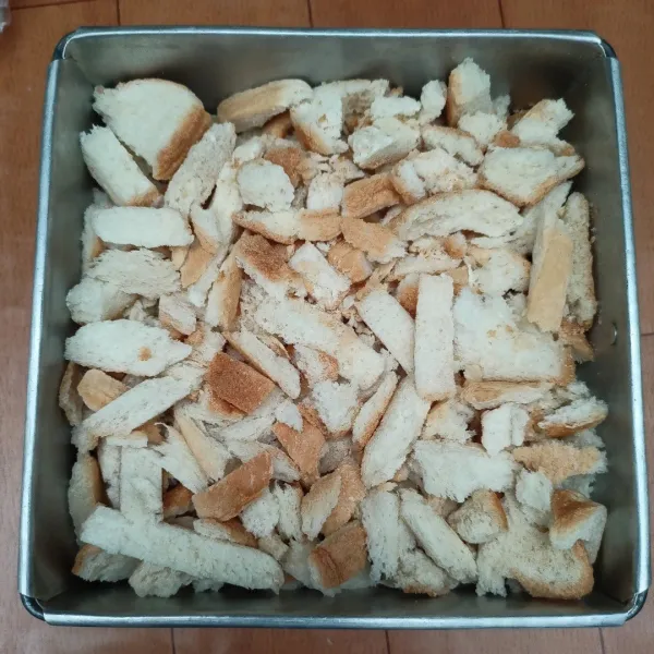 Sobek sobek roti ke dalam loyang atau alufoil