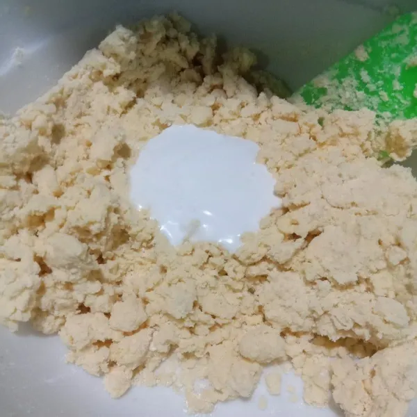 tuang santan instant. aduk rata.