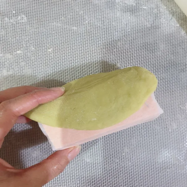 Ambil kembali adonan, potong roll adonan menjadi empat. Lalu tipiskan berbentuk bulat dan dilipat , taruh di atas gulungan kertas roti.