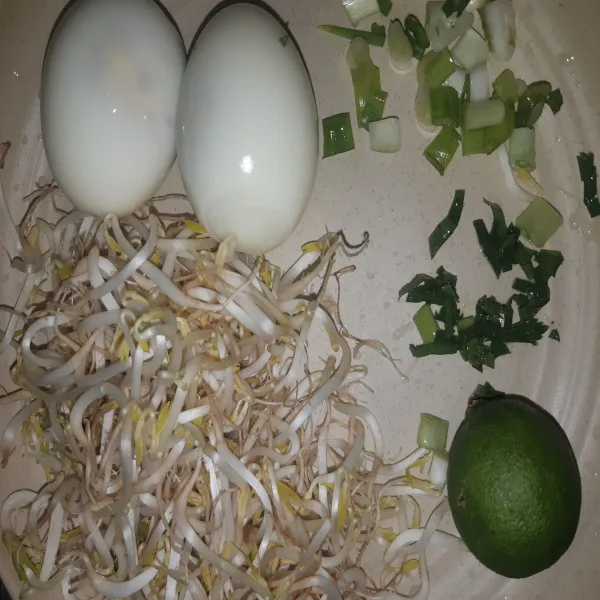 Siapkan bahan tambahan. Telur rebus, tauge dan daun bawang rebus, dan irisan seledri.
