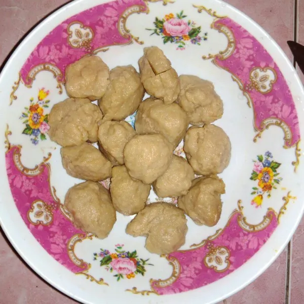 Sayat bagian atas bakso, tapi jangan sampai terputus (sesuai selera).