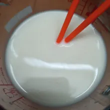 Tuang susu, air, gula, kental manis aduk rata
