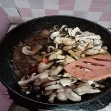 Masukan jamur kancing yang sudah dipotong-potong dan dicuci bersih, aduk-aduk hingga tercampur dan terakhir masukan larutan tepung maizena yang sudah diberi air sekitar seperempat gelas, masukan saus jamur, aduk dan masak hingga saus mengental. Kemudian tata sawi di atas piring, lalu siram dengan mushroom sauce