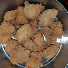 Kemudian goreng ayam yang sudah terbalut tepung ke dalam minyak panas hingga matang kecoklatan. Setelah matang,angkat,tiriskan dan sisihkan.