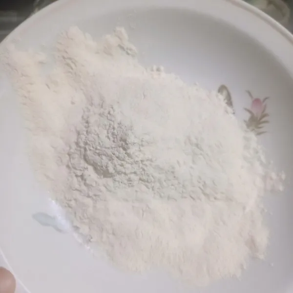 Siapkan adonan kering tepung serbaguna dan tepung maizena. Campurkan dan aduk rata.