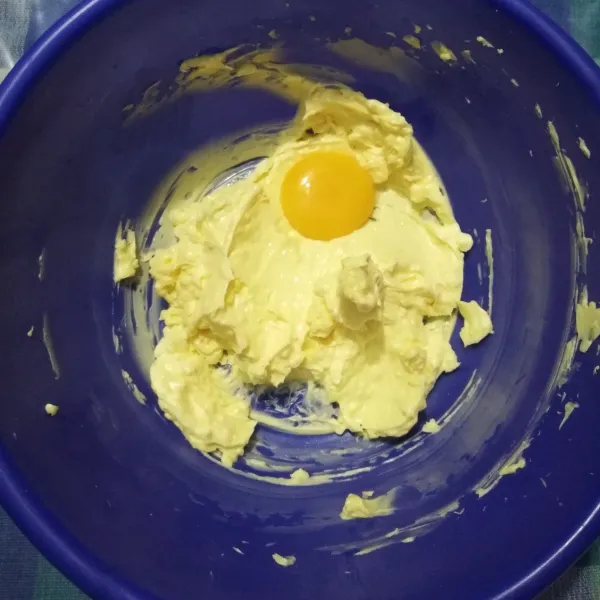 Masukkan kuning telur kemudian mixer hingga tercampur rata.