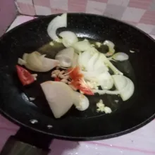 Panaskan minyak kemudian tumis bawang putih, bawang bombay dan tomat yang sudah diiris sebelumnya hingga layu dan harum