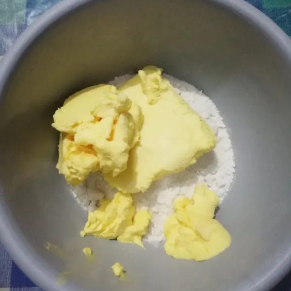 Masukkan margarin dan gula halus ke dalam wadah. Mixer hingga tercampur rata.