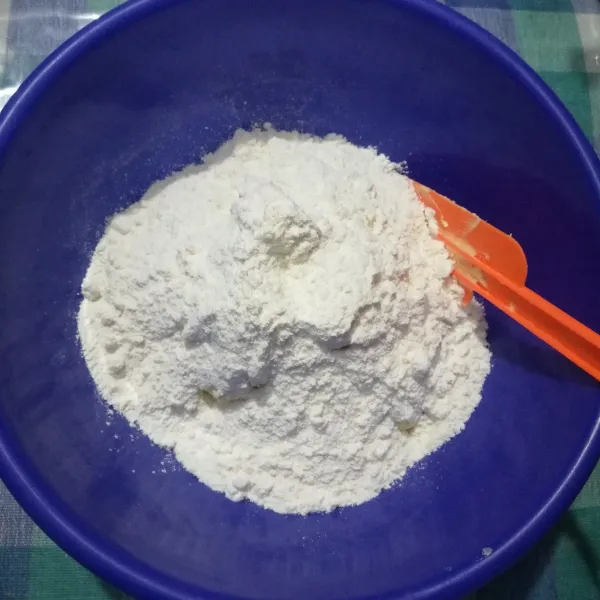 Masukkan setengah bagian tepung terigu.
