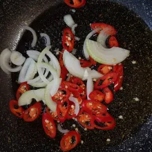Panaskan teflon,kemudian masukkan 1 sdm margarin,cabai merah besar dan bawang bombay,tumis hingga harum dan layu. Kecilkan api.