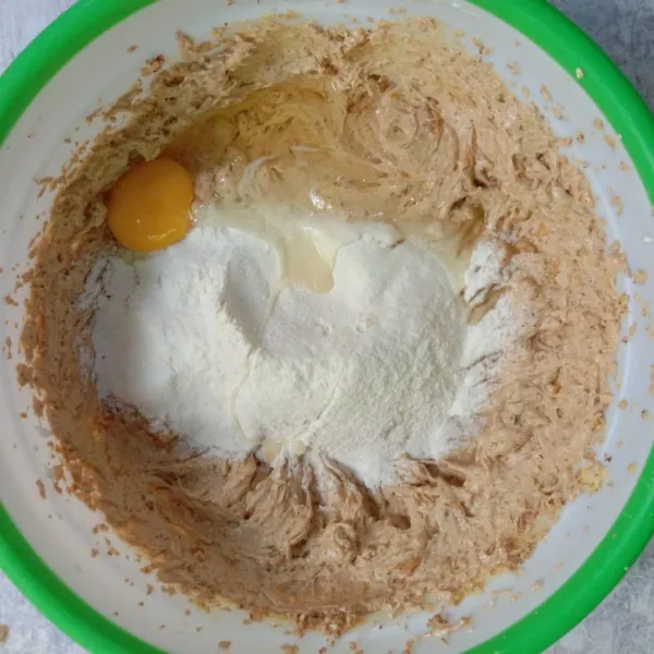 Masukkan bergantian antara campuran Terigu+baking powder dan Telur (masukkan satu persatu telurnya)