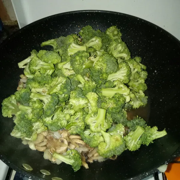 Masukkan brokoli, aduk dan biarkan hampir matang, sesekali diaduk.