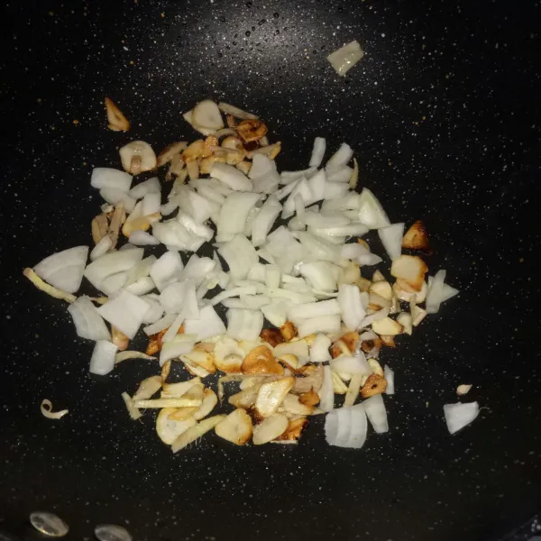 Tumis bawang putih hingga harum, tambahkan jahe dan bawang bombay.