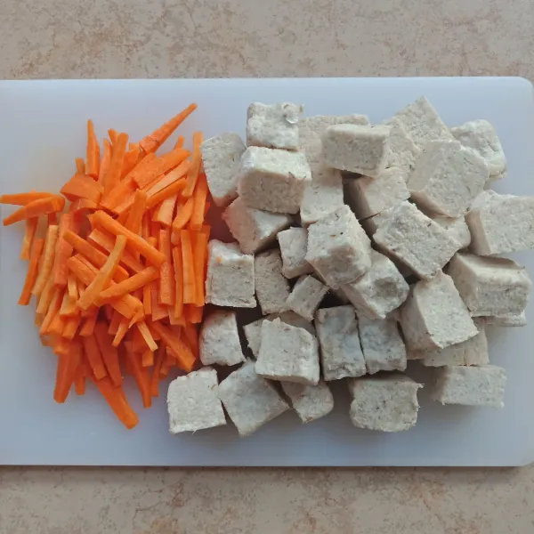 Tempe menjes dipotong dadu, wortel dipotong korek api.