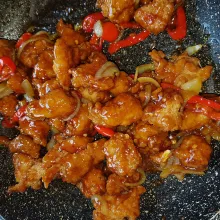 Kemudian masukkan ayam krispi,aduk hingga semua bagian ayam krispi terbalut saus mentega nya. Angkat dan siap di sajikan.
