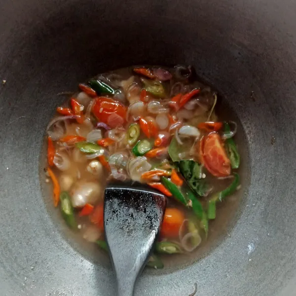 Masukkan air, saus tiram, garam dan gula, aduk-aduk.