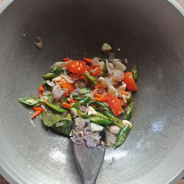 Tumis bumbu sampai harum.