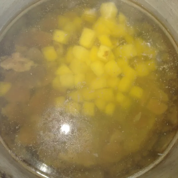 Masukkan irisan daging dan kentang tunggu hingga mendidih.