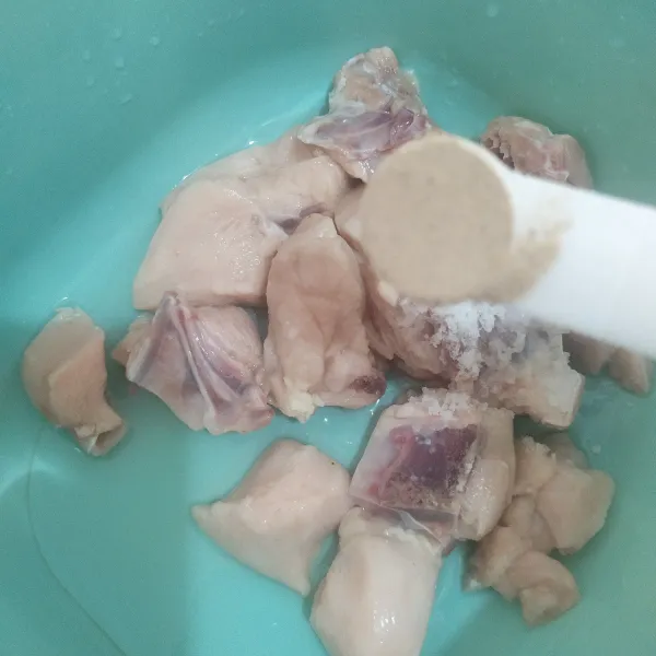 Marinasi ayam, diamkan sembari menyiapkan bahan lain (±15 menit)