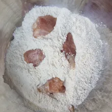 Siapkan wadah,masukkan secukupnya tepung ayam krispi instan,masukkan potongan ayam. Balut potongan ayam dengan tepung ayam krispi hingga semua bagian terbalut rata.