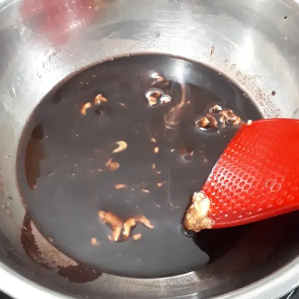Lelehkan coklat tambahkan dengan mentega dan minyak goreng, lakukan dengan teknik Au Bain Marie hingga tercampur rata, sisihkan.