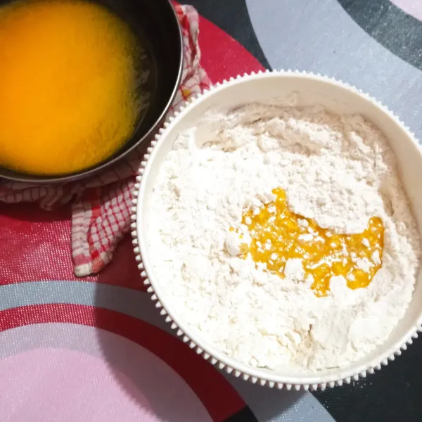 Campurkan kacang, tepung-tepung dan gula halus, lalu aduk rata bersama margarin leleh sedikit demi sedikit.