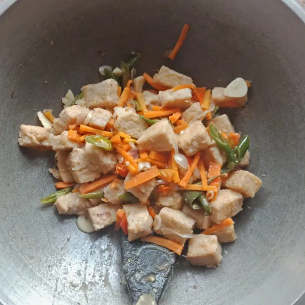 Masukkan tempe menjes dan wortel. Masak sampai matang dan kuah menyusut.
